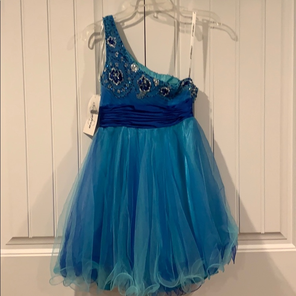 SEVENTEEN YOUNG Prom Dress - Picture 2 of 3